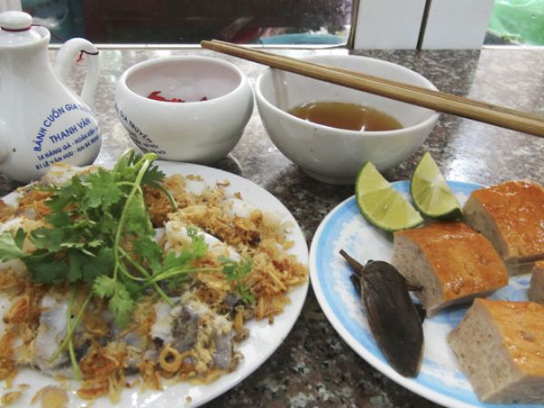 Banh Cuon — steamed rice rolls